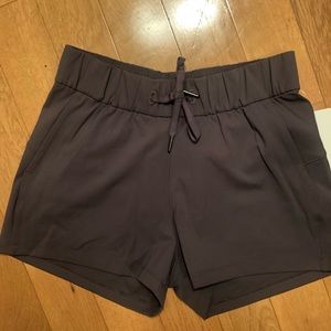 NEW Lululemon 2.5” On the Fly Short; Size 4